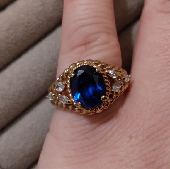Beautiful ring blue stone goldtone about size 8 - Picture 10 of 12